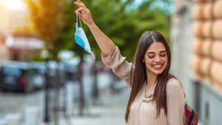 Borítókép: Viszlát maszk, agyő védettségi igazolvány, au revoir kötelező oltás!  - így változnak a járványügyi intézkedések