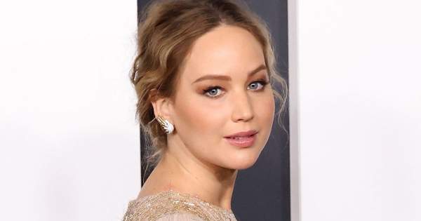 Borítókép: Jennifer Lawrence-et először kapták lencsevégre a szülése óta