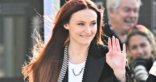 Borítókép: Sophie Turner kerekedő pocakja elvitte a show-t a párizsi divathéten