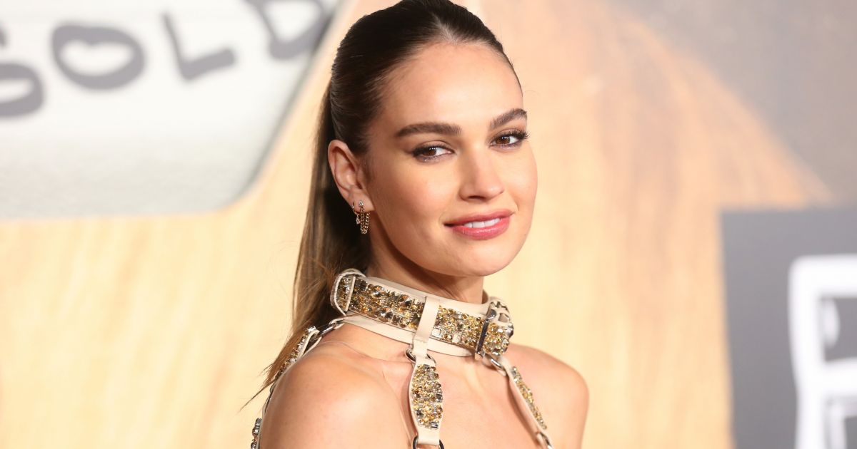 Tetőtől talpig aranyban! Emiatt beszél most mindenki Lily James szuperdögös ruhájáról