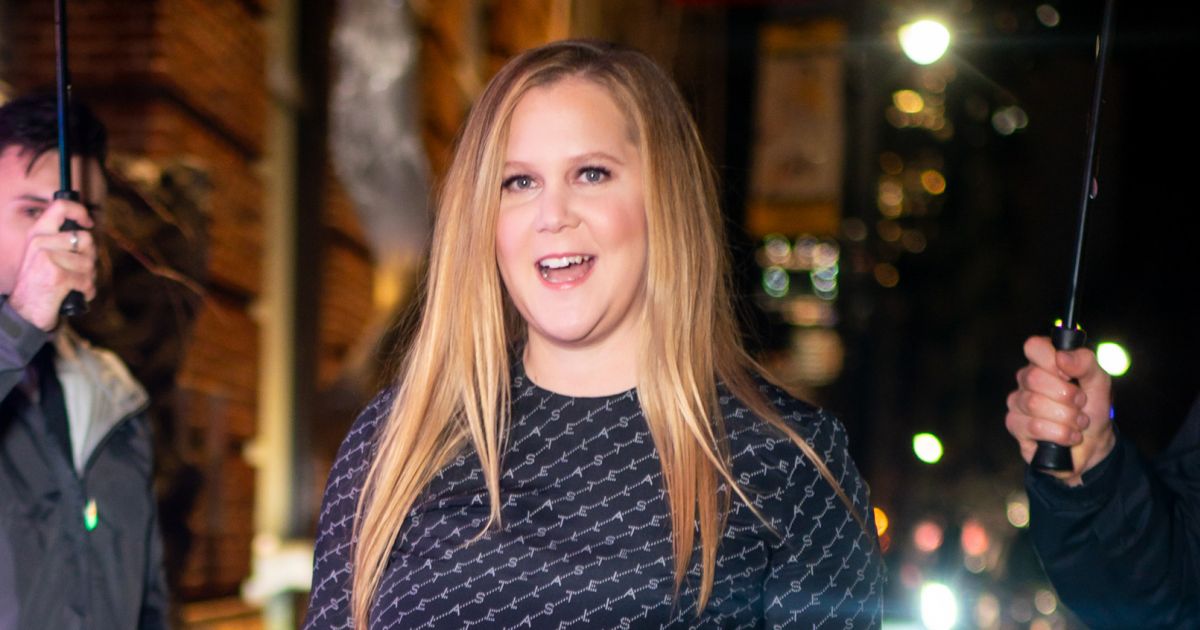 Amy Schumer levetkőzött: legújabb videójában egy szál alsóneműben táncol