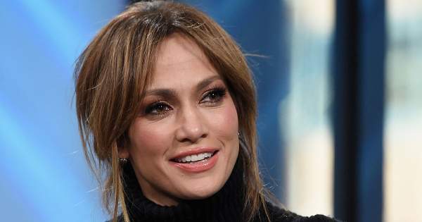 Borítókép: Ben Affleck le sem tudta venni róla a szemét: Jlo ezúttal Jennifer Garner kedvenc ruhájában jelent meg