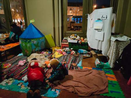 Borítókép: Sokan rajzolnak magyar és ukrán zászlót szívecskével, de bombázást is – a "Gyereksarokban" játékba feledkezhetnek a valóság elől a menekültek gyermekei