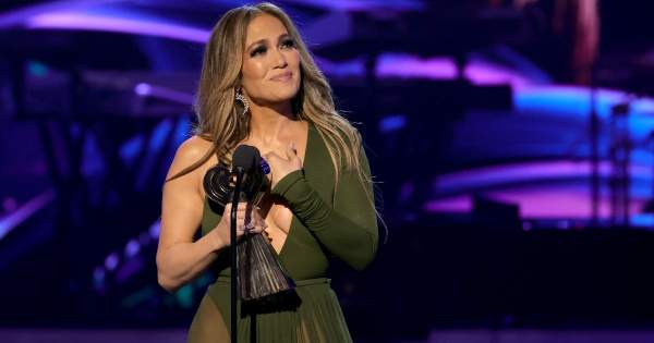 Borítókép: Jennifer Lopez négy vadító szettben is megmutatta magát az iHeartRadio gáláján: Ben Affleck szerelmes pillantásokkal figyelte őt