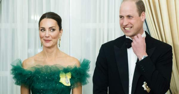 Borítókép: Katalin mesebeli hercegnőként tündökölt méregzöld estélyi ruhájában, ráadásul Erzsébet ékszereit viselte