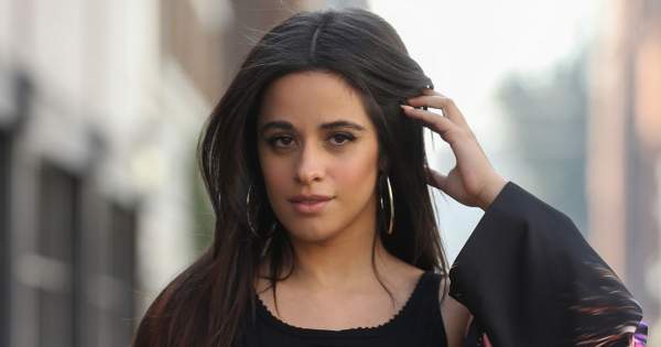 Borítókép: A mély dekoltázs már lejárt lemez! Camila Cabello a tökéletes példa arra, hogy hogyan villant egy stílusos nő