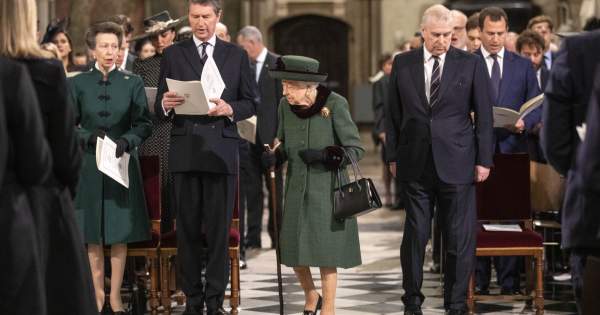 Borítókép: Megemlékeztek Fülöp hercegről: a kis Sarolta és György is támogatta jelenlétével Erzsébet királynőt