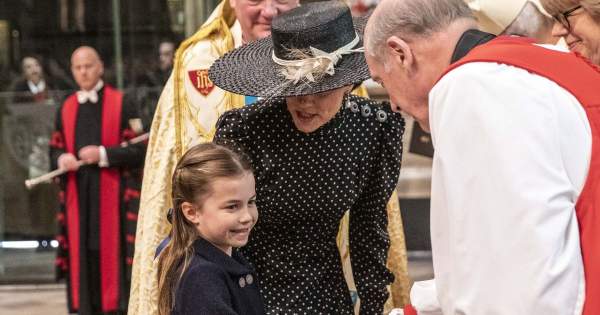 Borítókép: Egy szájról olvasó szakértő leleplezte, mit súgott Sarolta fülébe Katalin Fülöp herceg megemlékezésén
