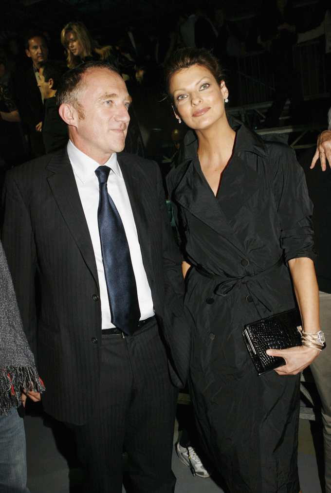 Francois Henri Pinault és Linda Evangelista 2005-ben, Alexander McQueen 2006-os tavaszi/nyári kollekciójának a bemutatóján.