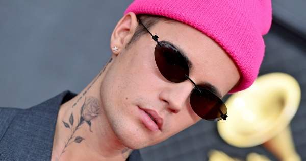 Borítókép: Szerinted is vicces? Szétszedte a net Justin Biebert a Grammy-gálán viselt ruhája miatt 