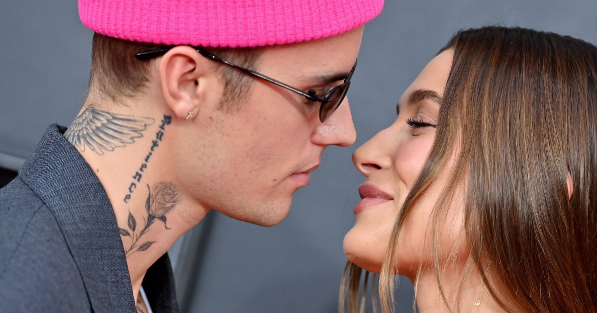 Hailey Bieber kiakadt: Meglepő komment formájában tett pontot a terhességéről szóló pletykák végére