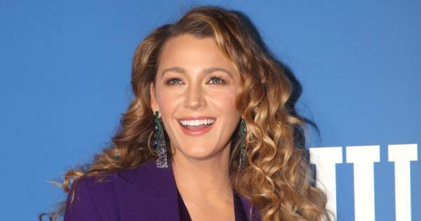 Borítókép: Kopizd le a stílusát: Blake Lively fast fashion pulcsija több mint tökéletes
