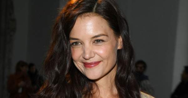 Borítókép: Katie Holmes egyetlen szettel visszahozta a 2000-es évek egyik felkapott trendjét