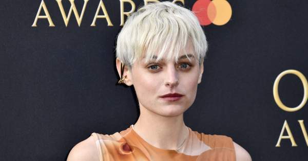 Borítókép: Emma Corrin vörös szőnyeges ruhája súrolja a jó ízlés határát