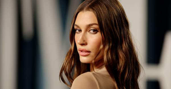 Borítókép: „Könyörgöm, hagyjatok békén” - Hailey Bieber videóban osztotta ki Selena Gomez rajongóit