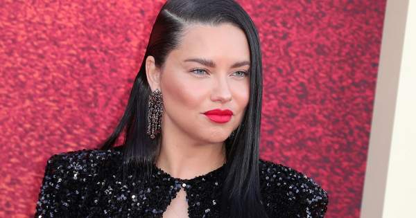 Borítókép: „Ilyet felvenni kismama létedre?” - Adriana Lima várandósan tért vissza a kifutóra, sokak szerint szettje a jó ízlés határát súrolta 