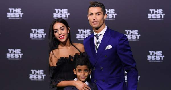 Megható fotót tett közzé Cristiano Ronaldo újszülött lányával és családjával