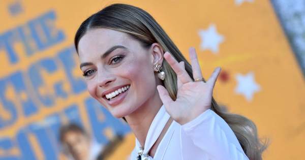 Borítókép: Margot Robbie tökéletes Barbie baba lett: megmutatták az első fotót a készülő filmről