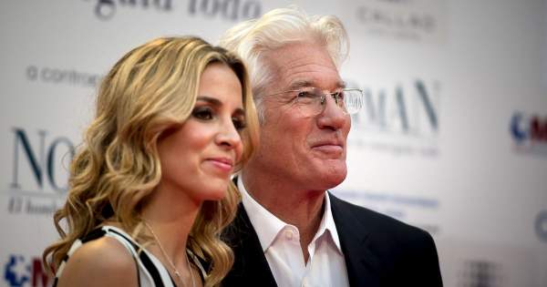 Borítókép: Ritka pillanat: Richard Gere és 33 évvel fiatalabb szerelme a vörös szőnyegen romantikáztak