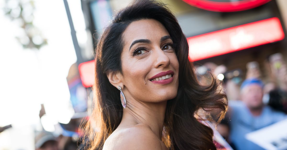 Amal Clooney-t ritkán látni lezser szettben: farmernadrágja a szezon kedvence lehet