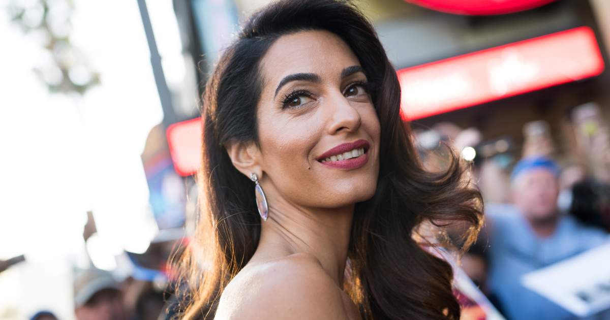 Amal Clooney-t ritkán látni lezser szettben: farmernadrágja a szezon kedvence lehet