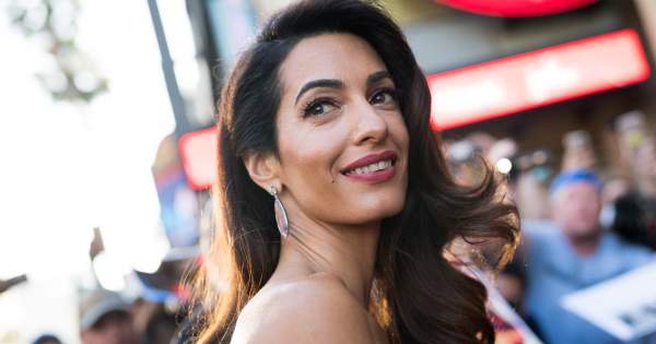 Borítókép: Amal Clooney-t ritkán látni lezser szettben: farmernadrágja a szezon kedvence lehet