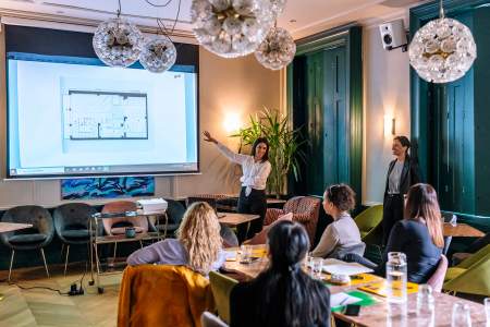 Borítókép: Ez nem csak arról szól, hogy milyen színű legyen a fal – sokan jönnek azért, hogy a lakáson túl az életüket is átrendezhessék