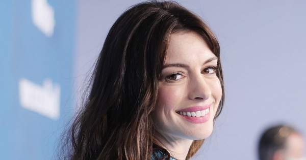 Borítókép: Nem káprázik a szemed: Anne Hathaway új szettje olyan, mintha most lépett volna ki Az ördög Pradát viselből