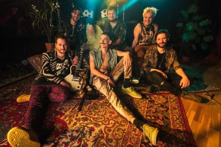 Borítókép: “12 óra vidámpark, ahova a fiam vitt el” - anyukáik szereplésével készített új videoklipet a Bohemian Betyars és Freund Ádám 