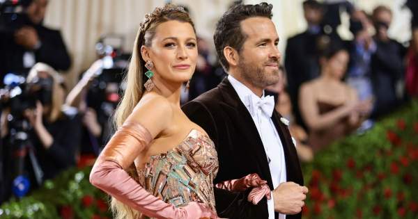 Borítókép: Mindenki róla beszél: Blake Lively színváltós ruhában hódította meg a MET-gála vörös szőnyegét