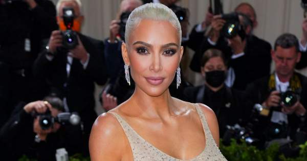 Borítókép: Nem akarjuk elhinni! Kim Kardashian 7 kilót fogyott, hogy beleférjen Marilyn Monroe ruhájába!