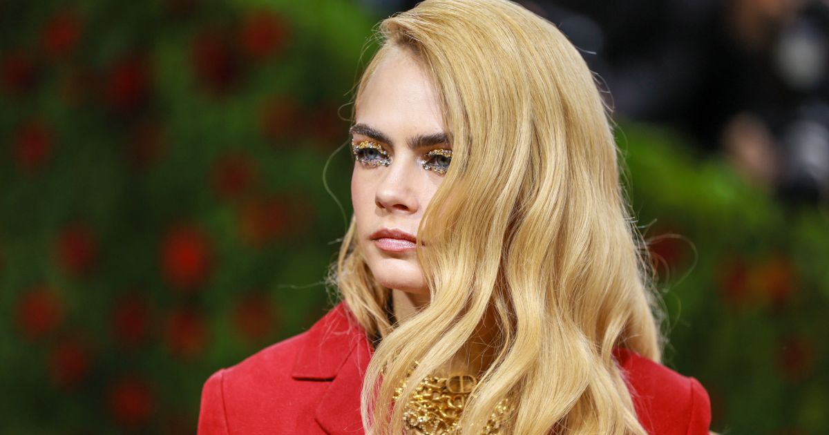 Leesik az állad, ha meglátod: Cara Delevingne felső nélkül lépett a MET-gála vörös szőnyegére