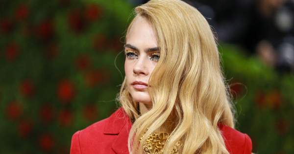 Borítókép: Leesik az állad, ha meglátod: Cara Delevingne felső nélkül lépett a MET-gála vörös szőnyegére
