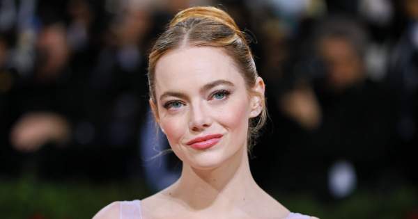 Borítókép: Micsoda? Emma Stone az esküvőjén viselt ruhában jelent meg a MET-gálán