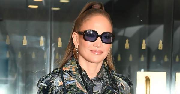 Borítókép: Jennifer Lopez bemutatja: Az alapdarab, ami nélkül a divatos nők nem tudnák túlélni a nyarat