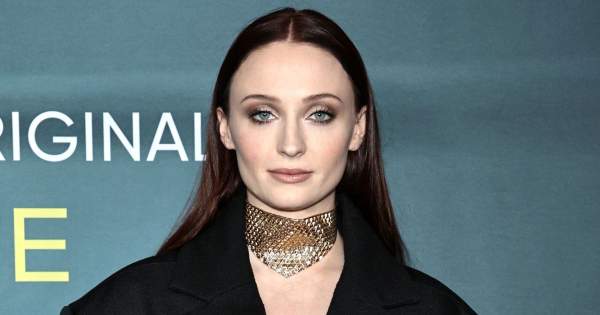 Borítókép: Sophie Turner őszintén mesélt a Trónok harca forgatásán szerzett traumáiról