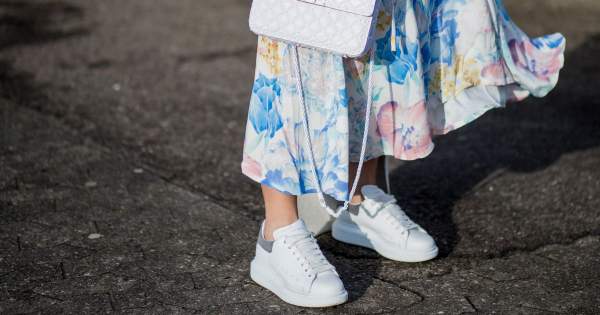 Borítókép: Laza elegancia: A szezon legstílusosabb ruha-sportcipő párosai, amiket te is bármikor lekopizhatsz idén nyáron