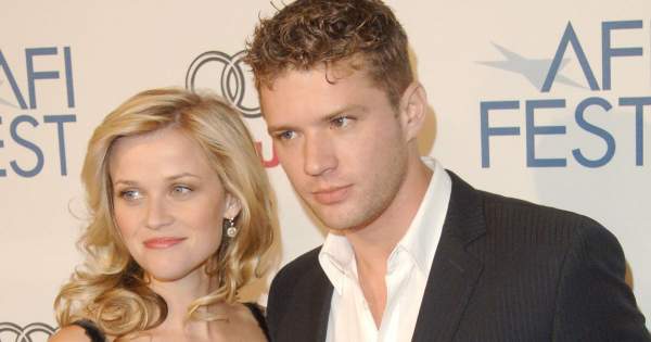 Borítókép: Extra helyes pasi lett belőle: Reese Whiterspoon fia a szalagavatója előtt úgy pózolt, mint egy igazi filmsztár