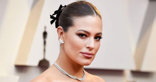 Borítókép: Ashley Graham elmesélte, hogy majdnem belehalt az otthonszülésbe