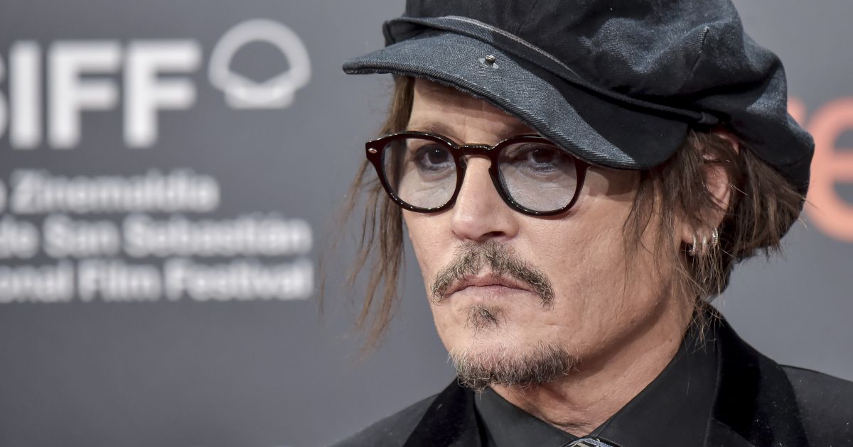 A nap legabszurdabb eseménye: a tárgyalóterem közepén jelentette be egy nő, hogy Johnny Depp a gyermekének az apja