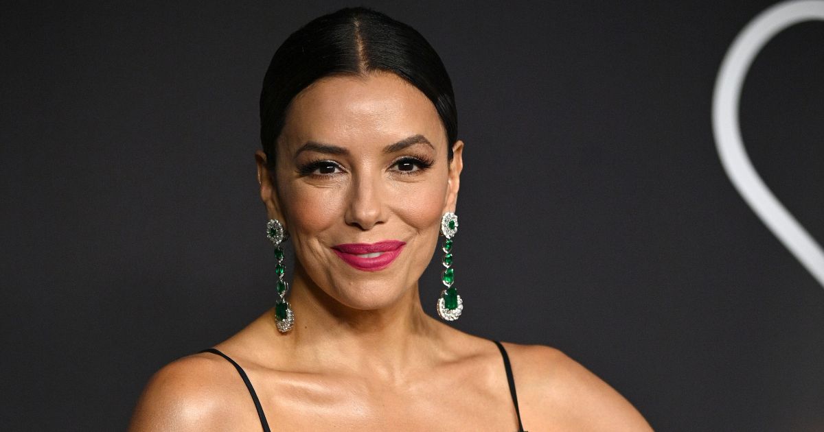 Eva Longoria csipkés ruhája nem sokat hagyott a képzeletre: 47 évesen is büszkén mutatja meg gyönyörű alakját