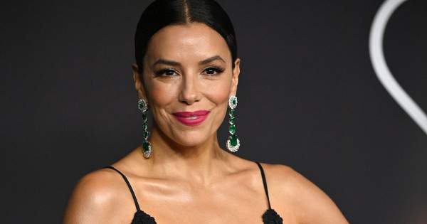 Borítókép: Eva Longoria csipkés ruhája nem sokat hagyott a képzeletre: 47 évesen is büszkén mutatja meg gyönyörű alakját