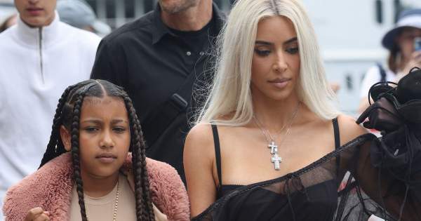 Borítókép: Lehet ezt elég korán kezdeni? Kim Kardashiant támadják lánya öltözködése miatt