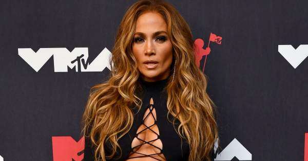 Borítókép: Jennifer Lopez idei első bikinis képétől mindenki álla leesett: 53 évesen bomba formában van!