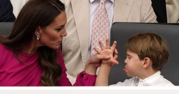 Borítókép: Zseniális fotók: Lajos herceg grimaszai mindent vittek Erzsébet királynő jubileumi parádéján