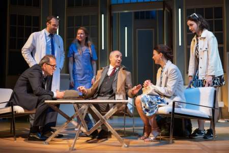 Borítókép: Egy két és fél méteres nyúl visszaadja az eltűnő életkedvet  - színházajánló