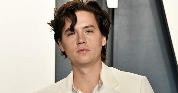 Cole Sprouse ruha nélkül mutatta meg magát az Instagramon, imádják a rajongók