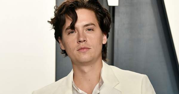 Borítókép: Cole Sprouse ruha nélkül mutatta meg magát az Instagramon, imádják a rajongók