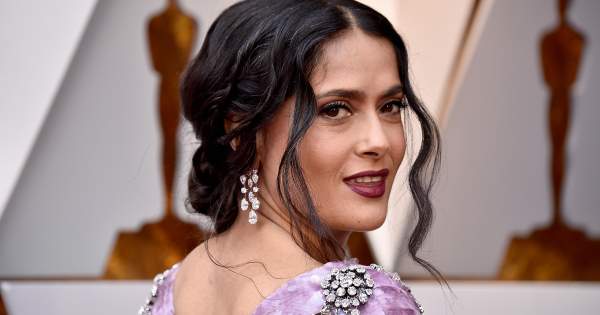Borítókép: Salma Hayek ismét emlékeztette a világot, hogy egy igazi bombázó: fürdőruhában mutatta meg mesés alakját