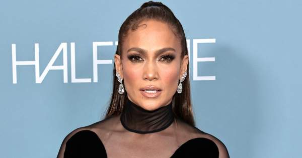 Borítókép: Épphogy takart valamit! Jennifer Lopez vörös szőnyeges szettje minden képzeletet felülmúlt 